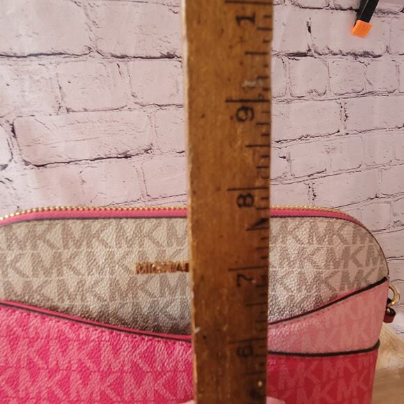 Michael Kors - Jet Set Crossbody with Wallet- Pink in color- Great condition - Picture 9 of 10